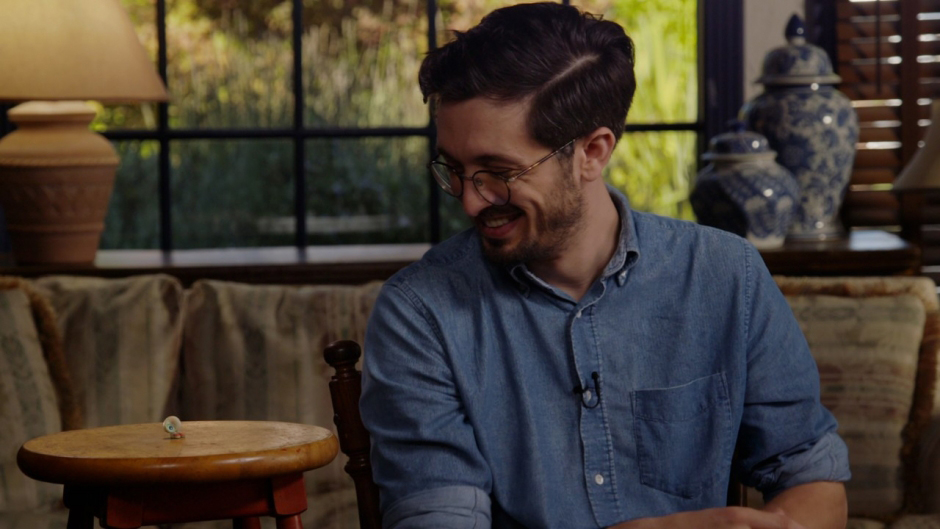 1-marcel-the-shell-with-shoes-on-noi-dung-hap-dan-day-nhung-hieu-ung-hinh-anh-con-dang-ban-hon